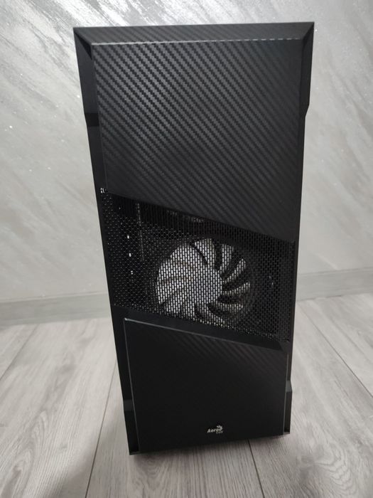 Carcasă PC Aerocool cu panou lateral din sticlă securizată și 4 ventilatoare RGB