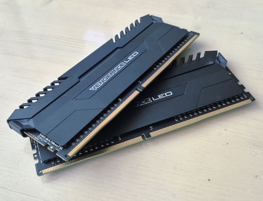 16GB RAM 3000MHz DDR4 Corsair Vengeance LED