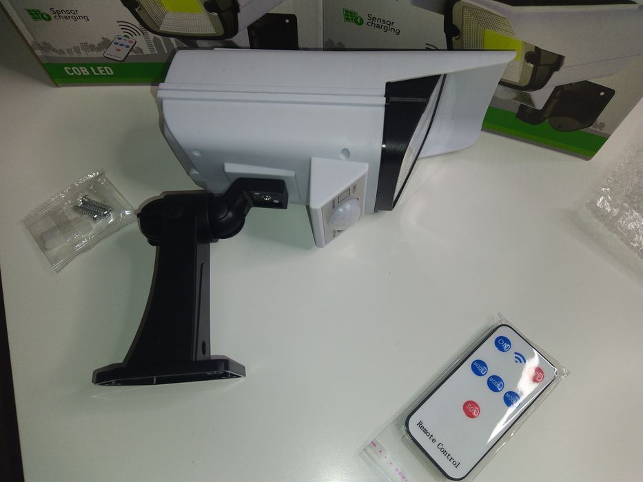 Lampa solara tip camera supraveghere cu telecomanda,senzor de miscare