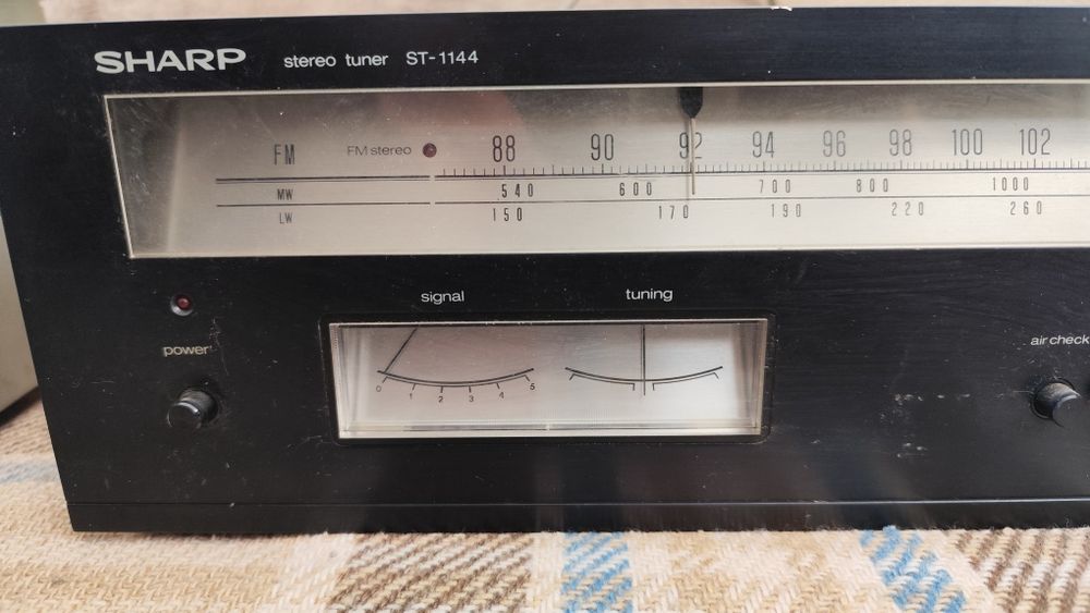 Vând tuner Sharp