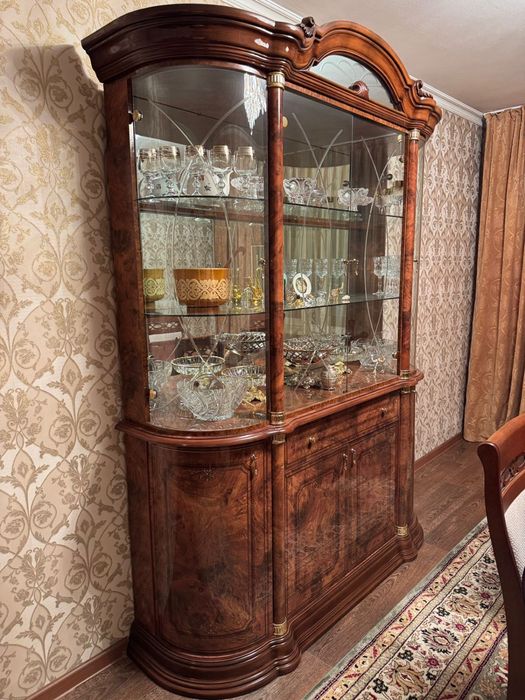 Продам сервант и комод с зеркалом