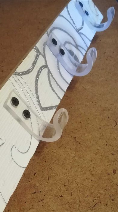 продается вешалка настенная