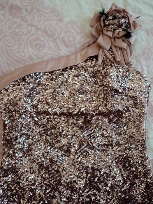 Рокля с пайети с едно рамо по тялото