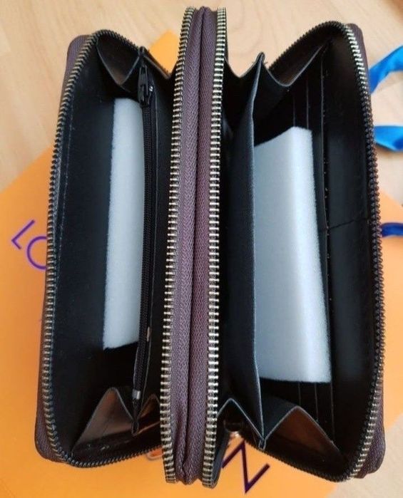 Portofel dublu LV,logo metalic auriu,feronerie metalica inscriptionata