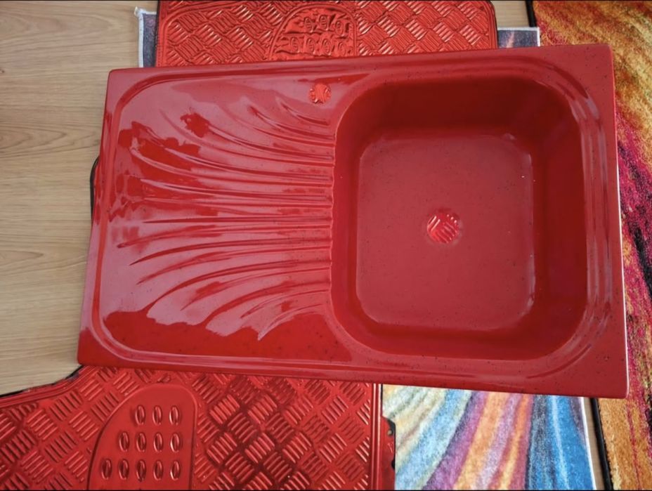Vând chiuvetă de bucătărie de culoare roșie, în stare foarte bună. Are un design deosebit și o culoare intensă care oferă un aspect modern bucătăriei