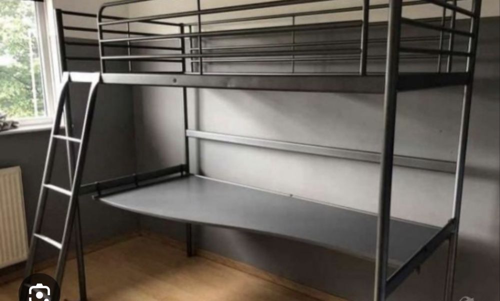 Двуетажно легло с бюро