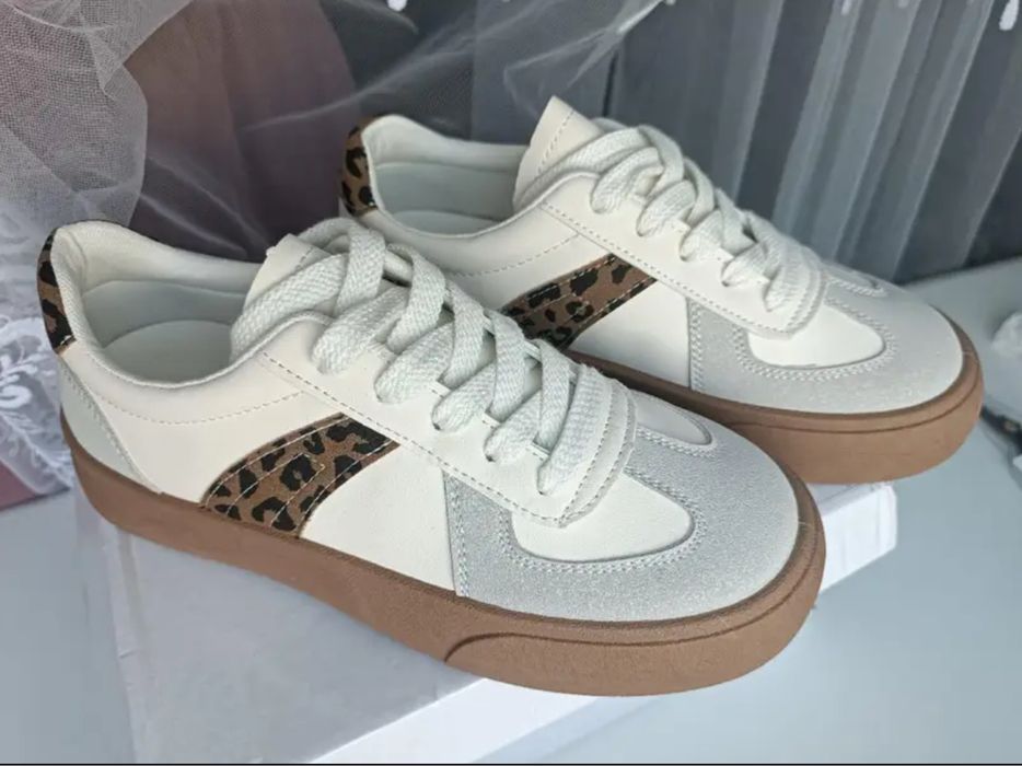 Продам женские кроссовки