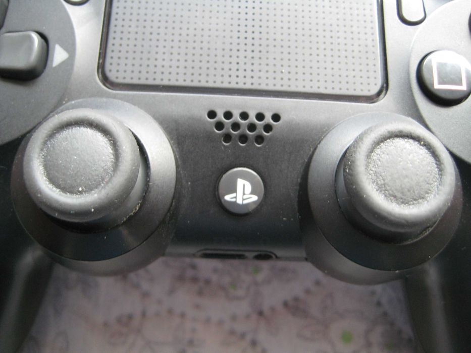 Продавам оригинален контролер за PS4