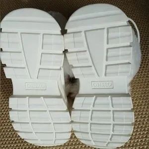 Пушистые белые ботинки женские