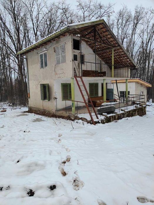 Дворно място с вила