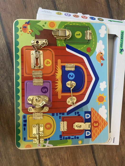 Дървена дъска с активности Tooky Toy - Резета и ключалки
