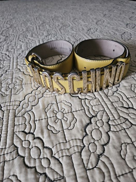 Curea Moschino din piele.