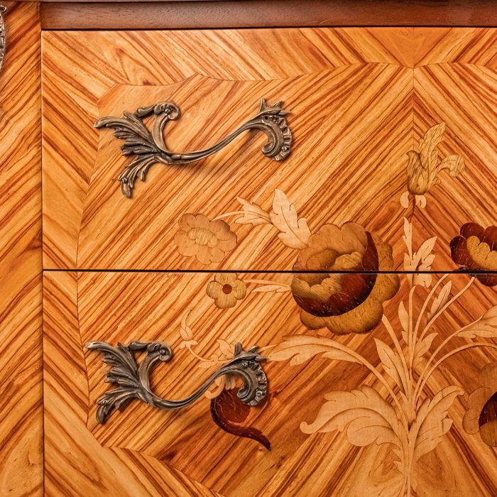 Антикварный комод в классическом стиле