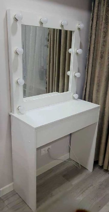 Гримёрное зеркало со столиком