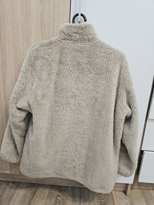 Бежевая куртка Uniqlo