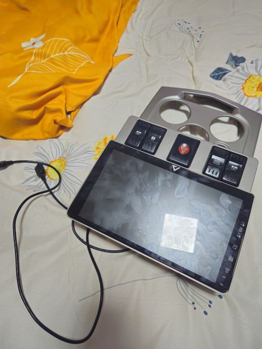 Vând navigație dedicată logan