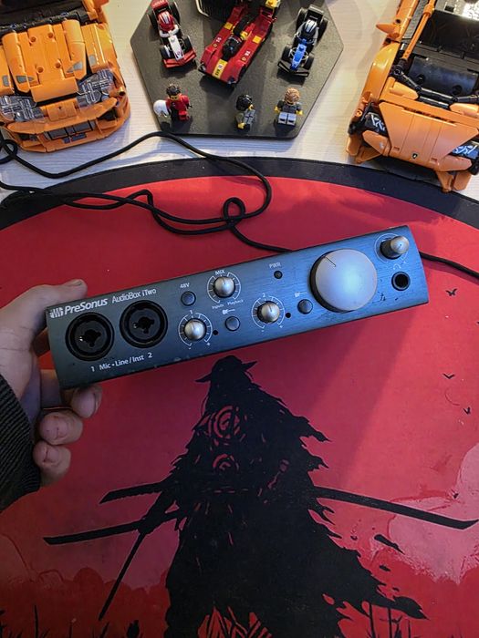 Microfon si interfață audio de studioul