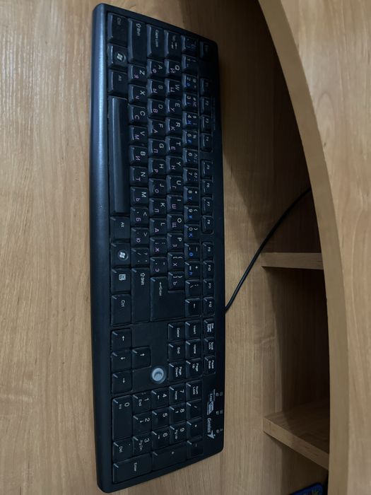 Компьтер вместе со столом.РАБОЧИЙ КОМПЬТЕР!!!