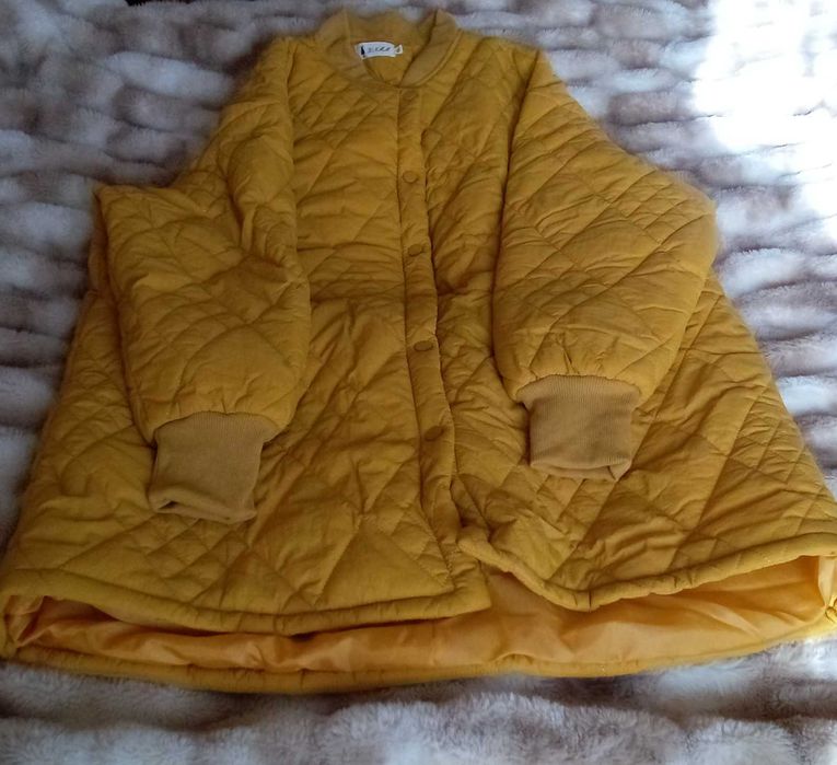 Ново, необличано олекотено дамско яке в слънчево жълт цвят.