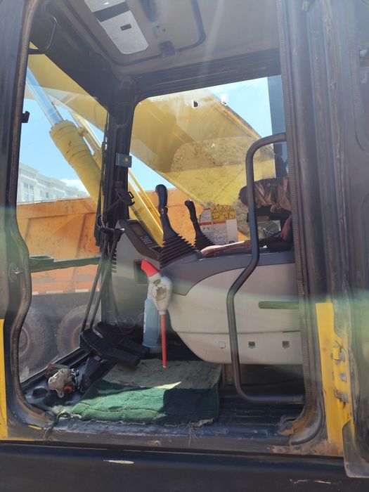 Экскаватор коматсу