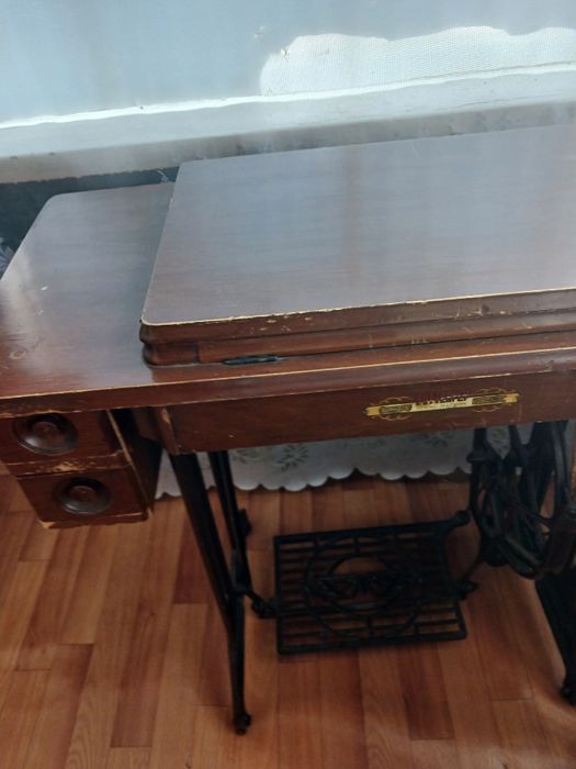 Продаётся  Швейная машинка.