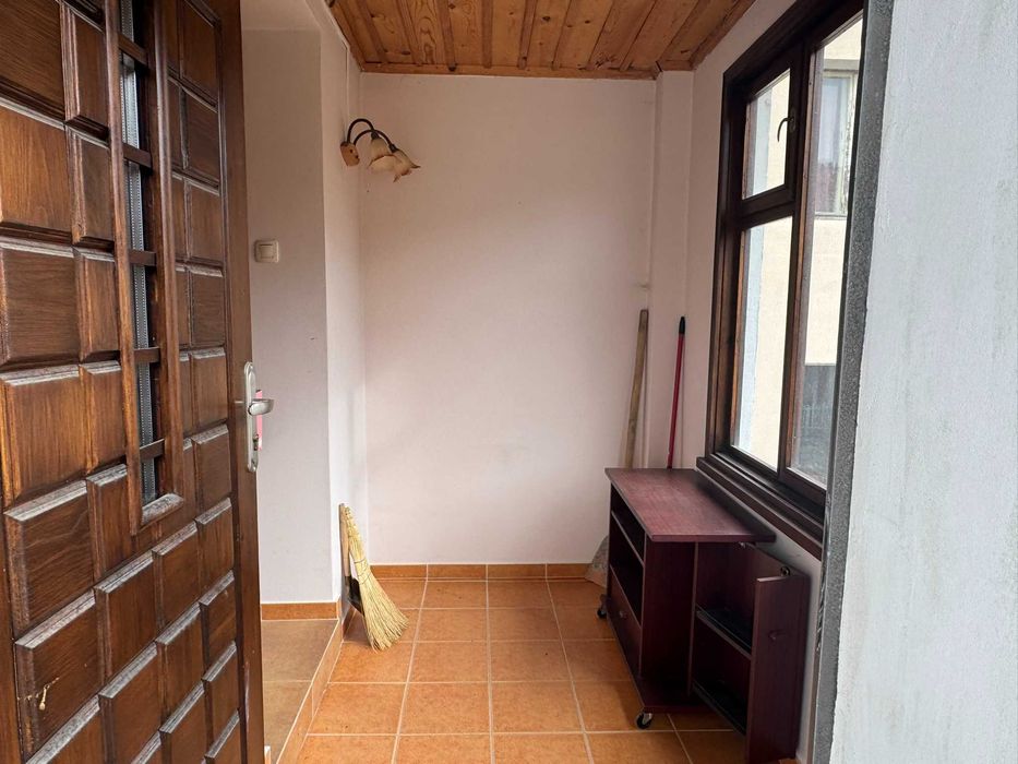 Етаж от каменна къща с двор в центъра на Чепеларе – 124 м²