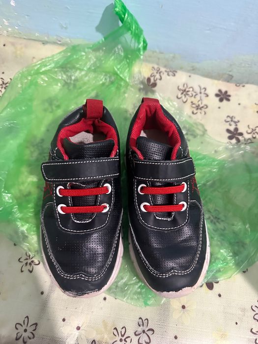 Отдам даром детские одежды и обувь  bolalar oyoq kiyimlari tekin