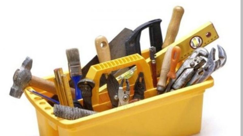 Плотник, сборка мебели и ремонт мебели.