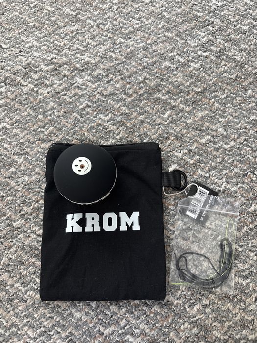 Krom Strogo Tama Black Noua