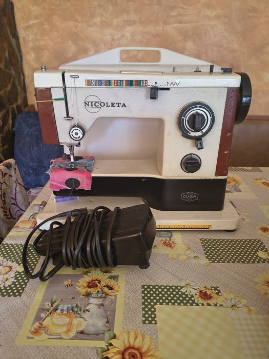 Vând mașină de cusut