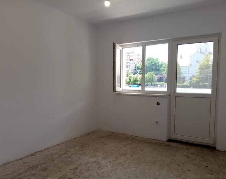 Vând apartament 2 camere în Deva, et. 1, semi-finisat, zona Progresul