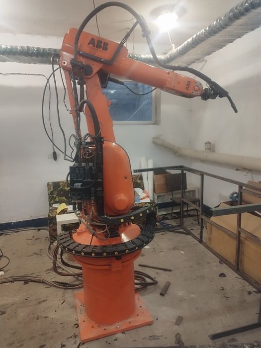 Заваръчен робот ABB IRB 2000 + източник ESAB A350