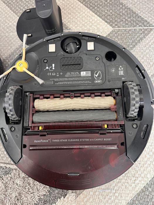 прахосмукачки  iROBOT Roomba 976 и  iROBOT Roomba 981