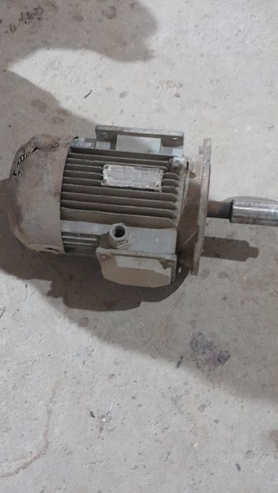 Электродвигатель трех фазный