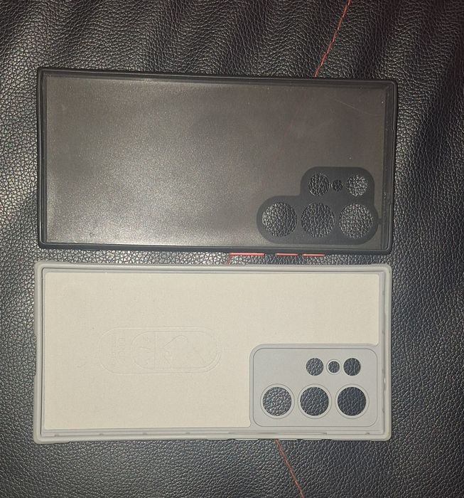 Vând 2 huse Samsung Galaxy S24 Ultra 5G.