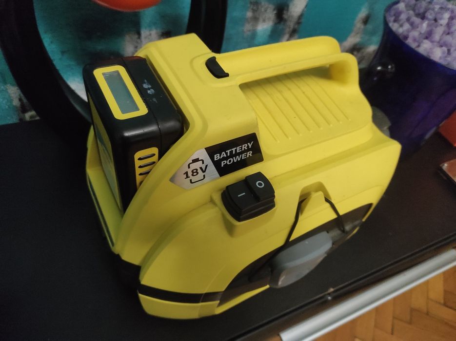 Vând aspirator portabil 18 va  Karcher VD1 cu toate accesoriile