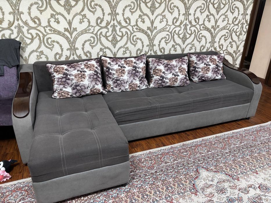Диван серый с подушками угловой