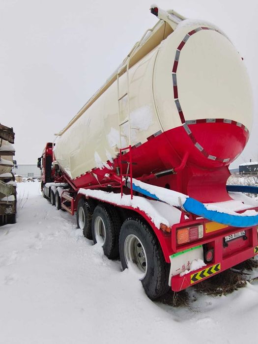 SINOTRUK HOWO цементовоз