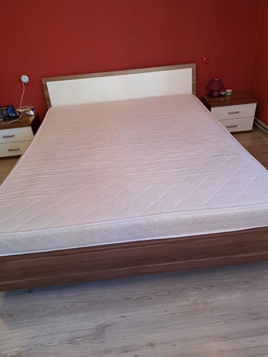 Спалня с нов матрак и нощни шкафчета