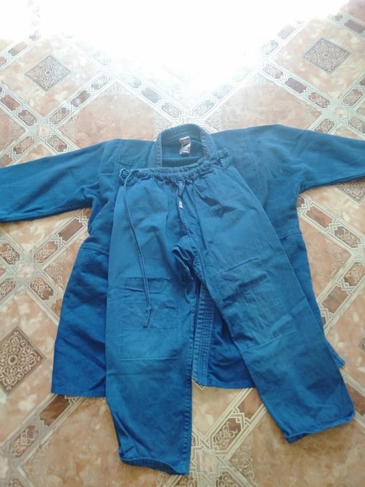 Продам кимоно для мальчиков 10-12 лет