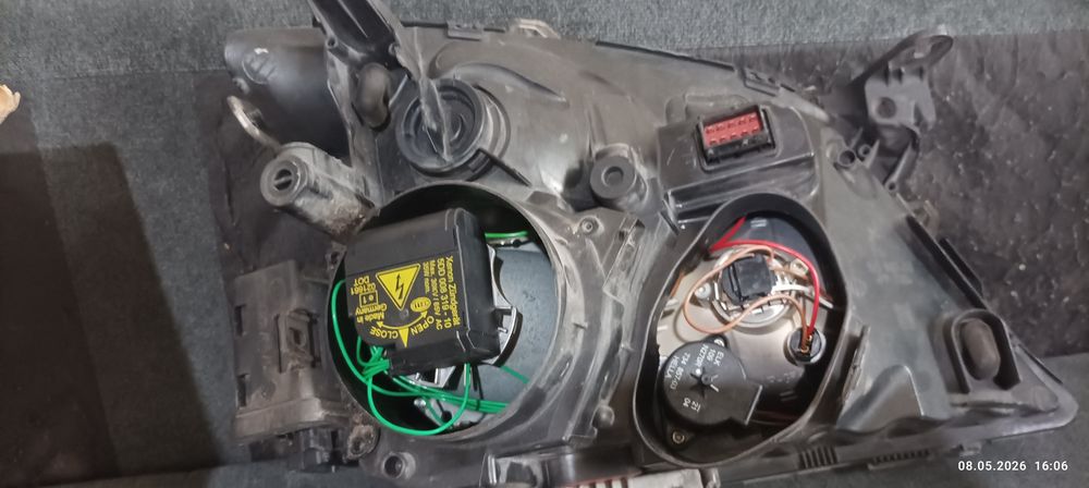 Продавам пълен комплект оригинални Ксенонови фарове HELLA за Opel Vectra C
