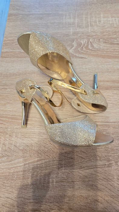 Елегантни златисти сандали.