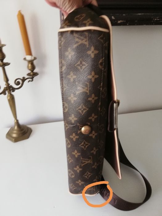 Geantă LOUIS VUITTON, model poștaș pentru LEPTOP.