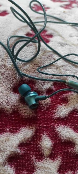 Продавам нови жични слушалки, перфектни. Може и бартер