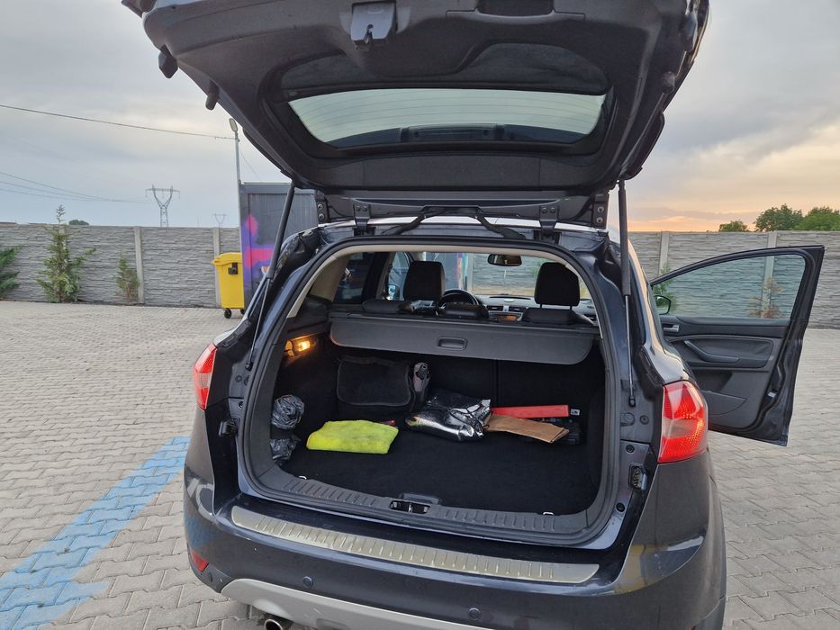 Vand ford kuga din 2010 sau schimb cu VW Passat CC benzina