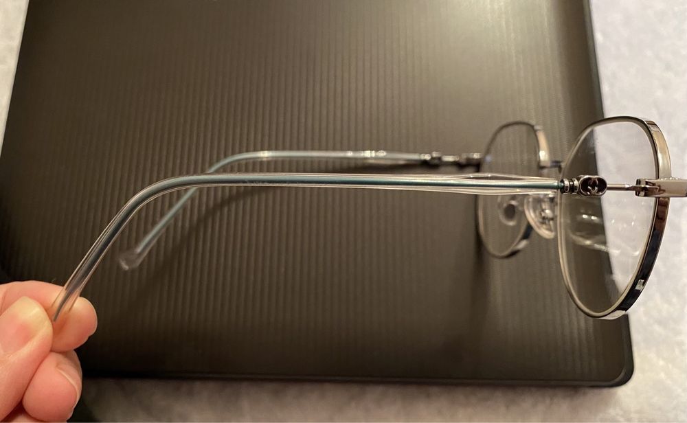 Очки овальные в  тонкой оправе