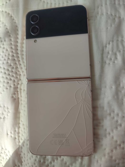 samsung z flip 4 rose gold пукнат гръб