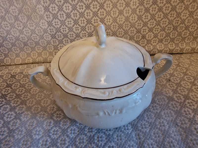 Класически ретро супник с дръжки и капак отвор релеф порцелан от 60-те