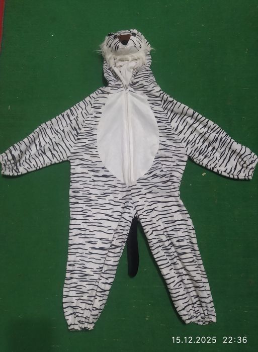 Продам карнавальные костюмы тигрят.