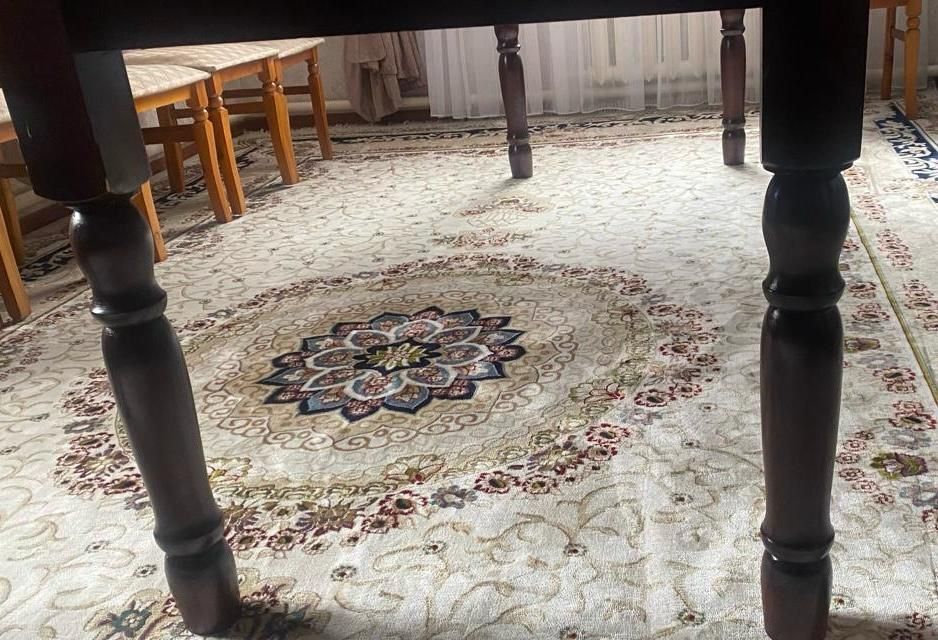 Продам стол для гостиной